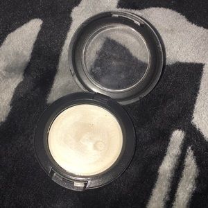 MAC Cream Color Base in Luna